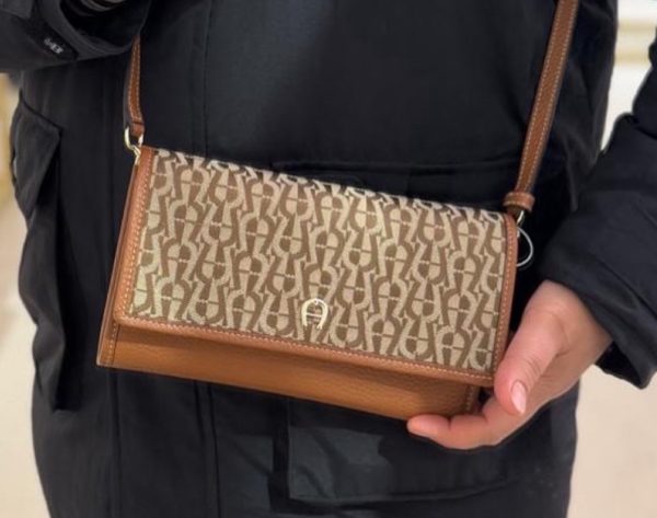 ⁦Aigner crossbody⁩ - الصورة ⁦3⁩