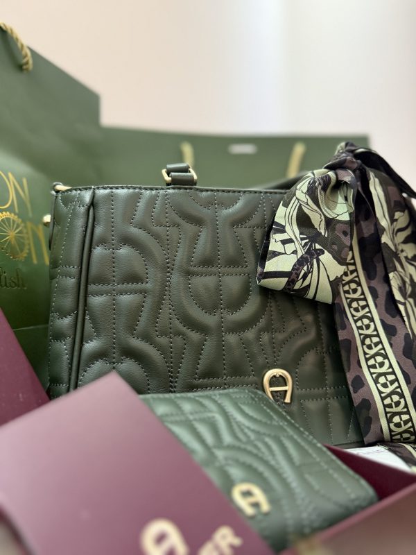 ⁦Aigner bag⁩ - الصورة ⁦4⁩